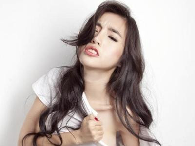 Elly Trần 'nổi loạn' với màn xé áo