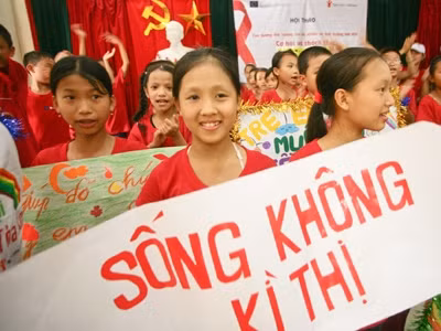 Trẻ nhiễm HIV: Đường đến trường bị chặn