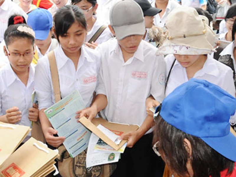 Với việc mỗi trường có các quy định khác nhau, thí sinh sẽ phải tìm hiểu cẩn thận hơn. Trong ảnh: thí sinh tìm hiểu thông tin trong ngày hội tư vấn tuyển sinh - hướng nghiệp tại Đà Nẵng - Ảnh: ĐĂNG NAM