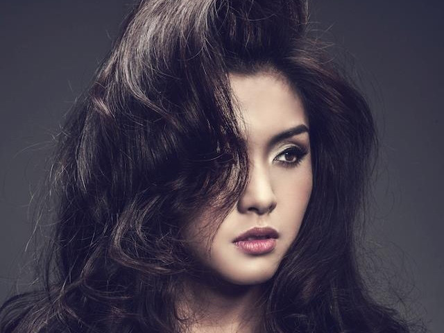 Hà Tăng khoe vẻ đẹp 'sắc lạnh' trong bồn tắm