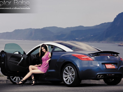 Mỹ nhân gợi cảm bên xế sang