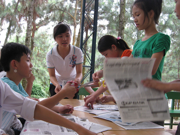 Học sinh học cách làm việc nhóm. Ảnh: Lưu Trinh