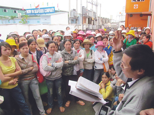Công nhân Cty Sakura nghe đại diện LĐLĐ tỉnh Khánh Hòa thông báo kết quả làm việc với Ban GĐ Cty