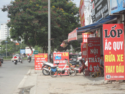 Nhếch nhác đầu đường Lê Văn Lương