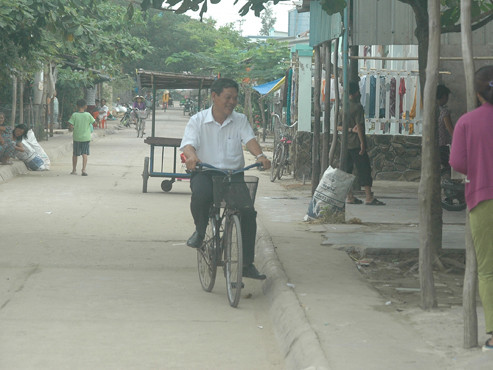 Ông bí thư đi xe đạp