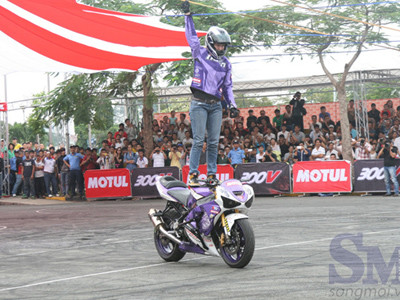 8x xinh tươi bốc đầu mô tô nhẹ như không tại Sài Gòn