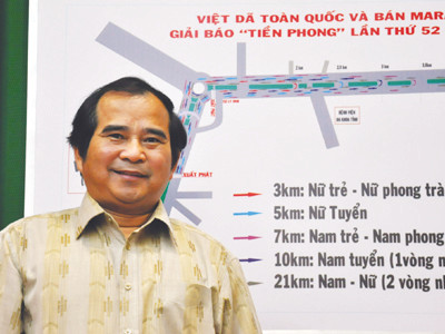 Giám đốc Sở VH-TT&DL Đăk Nông Tô Đình Tuấn bên sơ đồ đường đua Ảnh: Thiên Nga