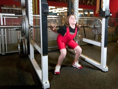 Bé gái 10 tuổi nâng bổng quả tạ gần 100 kg