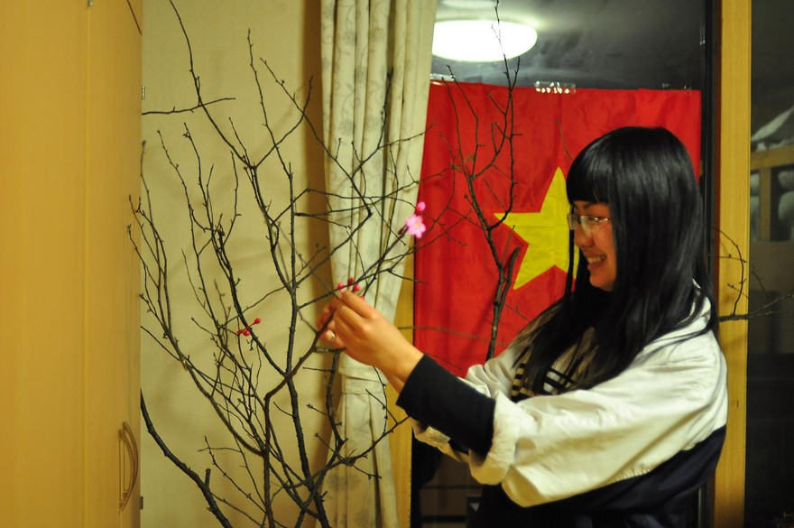 Đoàn Thị Thùy Trang chuẩn bị Tết cổ truyền VN tại Hàn Quốc