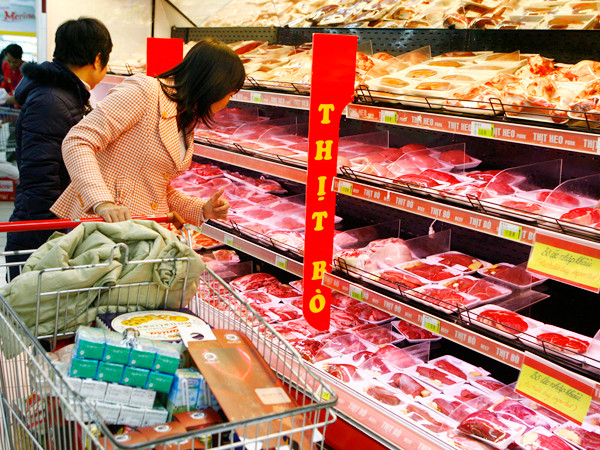 Siêu thị bán đúng giá hơn chợ lẻ. Ảnh: Hồng Vĩnh