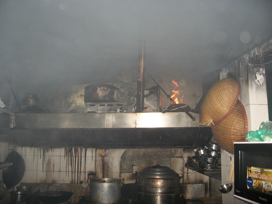 Các đồ đạc trong nhà hàng bị cháy nham nhở