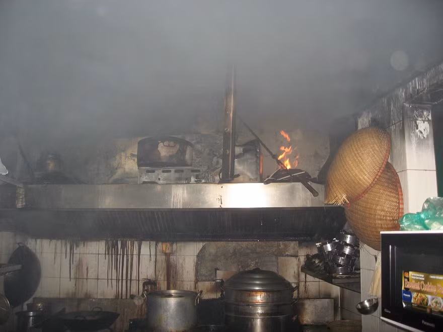 Các đồ đạc trong nhà hàng bị cháy nham nhở