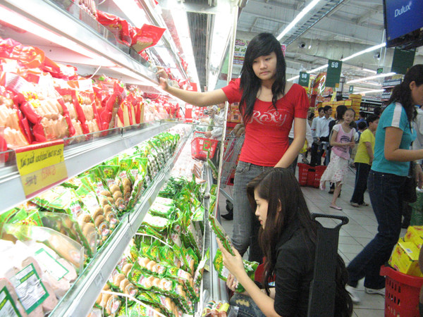 Sức mua giảm là nguyên nhân chính khiến việc giải bài toán “hàng tồn kho” ngày càng khó khăn Ảnh: Phạm Anh