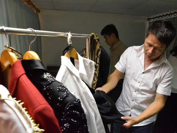 Bộ ảnh độc hậu trường đêm diễn của Bằng Kiều