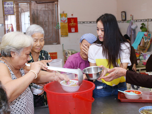 Khánh Thi trao quà cho các cụ già neo đơn ở chùa