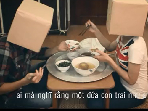 Tranh cãi ‘cánh cửa mở’ trong clip sinh viên sống thử