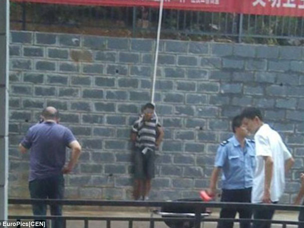 Kẻ trộm bị treo 5 tiếng ngoài đường