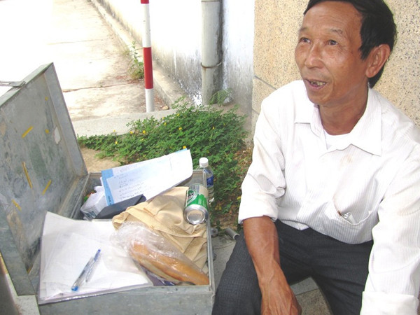 Thí sinh lớn tuổi Nguyễn Văn Minh, với lỉnh kỉnh rương hòm, lại đến Huế dự thi đại học lần thứ tư