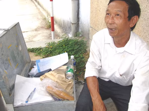 Thí sinh lớn tuổi Nguyễn Văn Minh, với lỉnh kỉnh rương hòm, lại đến Huế dự thi đại học lần thứ tư