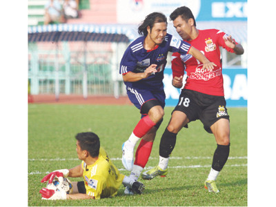 B.Bình Dương vượt qua ĐTLA Ảnh: T.Vũ