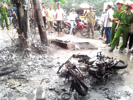 Chiếc xe máy bị thiêu rụi ngay dưới cột điện cháy