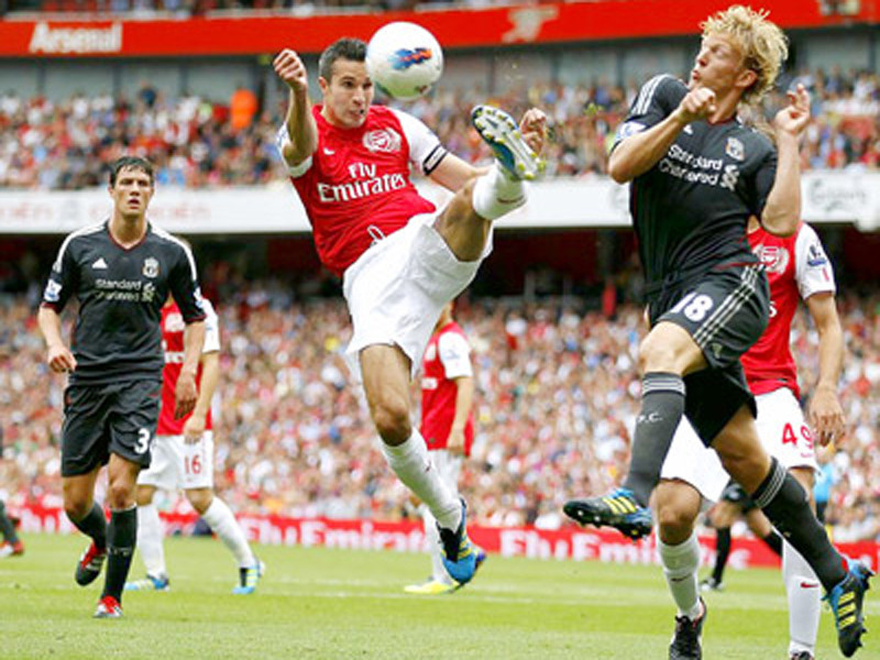 Robin van Persie (giữa) trước sự truy cản của Dirk Kuyt (Liverpool) ở lượt đi.