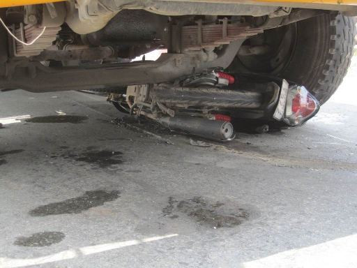 Bất lực nhìn nạn nhân kẹt dưới gầm xe container