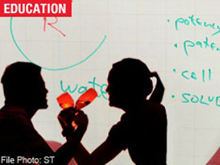 Nữ sinh phát hoảng khi bị thầy ‘cưa’