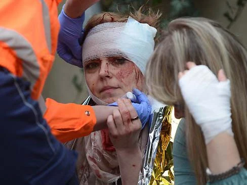 Lính cứu hỏa sơ cứu cho các nạn nhân trong vụ nổ kinh hoàng