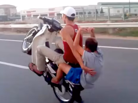 Đua nhau bốc đầu xe máy trên Đại lộ Thăng Long