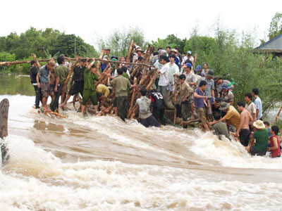 An Giang, Đồng Tháp vỡ đê, nước tràn như thác