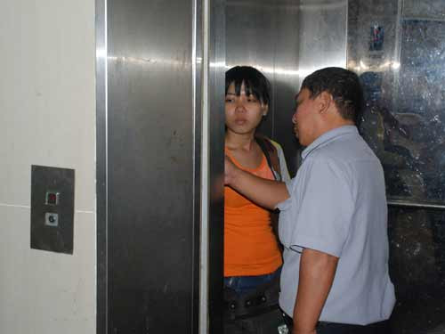 Hú vía vì thang máy