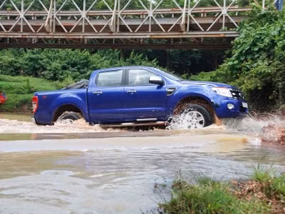 Muốn lội nước, hãy chọn xế bán tải