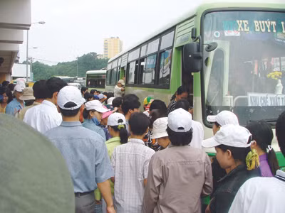 Xe buýt vẫn là phương tiện vận tải hành khách công cộng kém sức hấp dẫn với người dân	Ảnh: PV