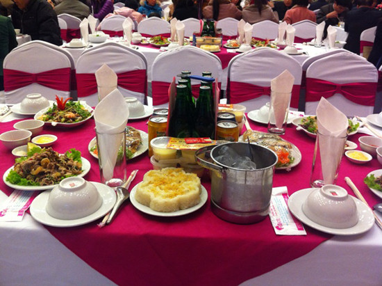 Ăn cỗ cưới, 66 người nhập viện khẩn cấp