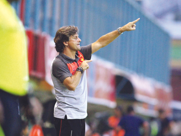 HLV Falko Goetz cần chỉ ra được hướng đi cho ĐTVN mới mong bảo vệ được chiếc ghế của mình. Ảnh: VSI