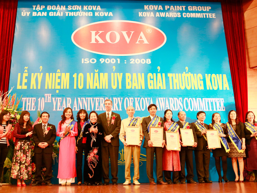 Phó Chủ tịch nước Nguyễn Thị Doan trao giải thưởng Kova cho những tập thể xuất sắc