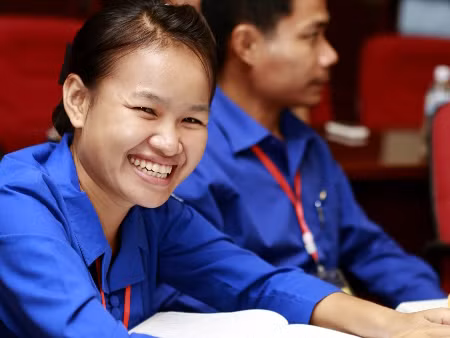 Ngắm nữ 'thủ lĩnh' thanh niên Lào