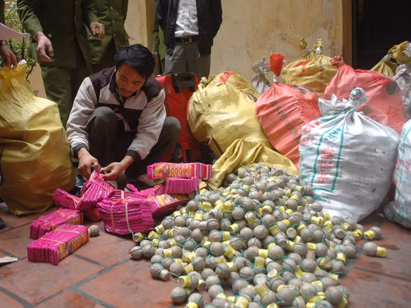 Bắt tạm giam đối tượng vận chuyển 500kg pháo nổ