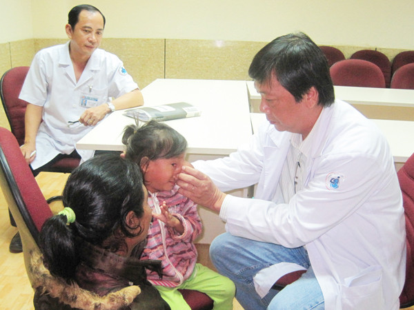Bé H’Đinh được điều trị miễn phí