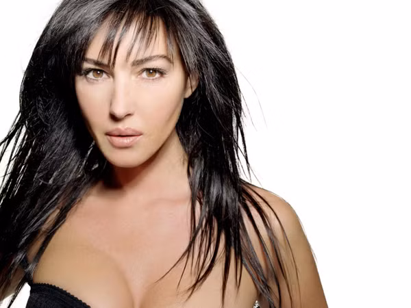 Monica Bellucci khoe ngực trên truyền hình Ý