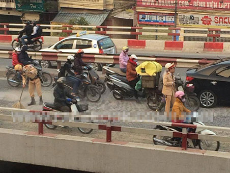 Dân mạng ngưỡng mộ CSGT cặm cụi dọn đường