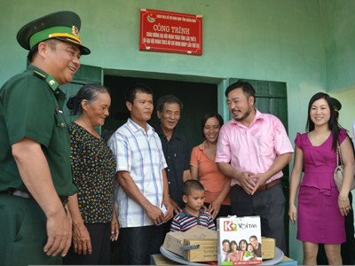 Trao nhà Đại đoàn kết cho người dân đảo Trần