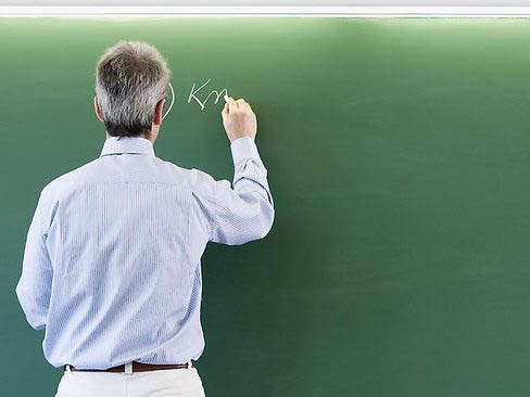 Nam Phi sa thải giáo viên xỏ khuyên vào "của quý" của ba nam sinh