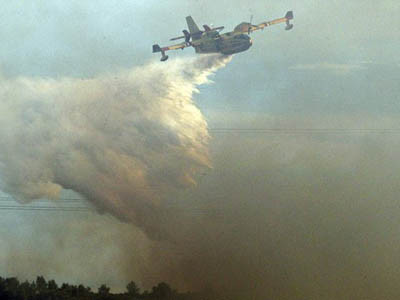 Có thể dùng máy bay phun nước vào nhà máy hạt nhân