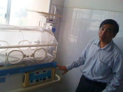 Chiếc lồng ấp trẻ sơ sinh ở BV quận 2 từ thời Liên Xô đã hoen gỉ, khoa Nhi nơi đây vắng tanh Ảnh: L.N