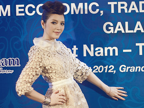 Lý Nhã Kỳ khoe eo thon phủ nhận tin đồn có bầu