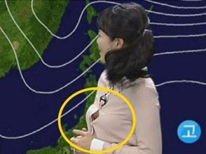 MC thời tiết lộ ngực khi đang lên hình