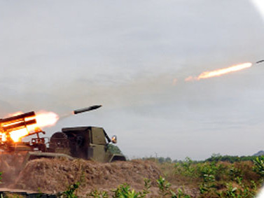 Lính pháo binh khai hỏa