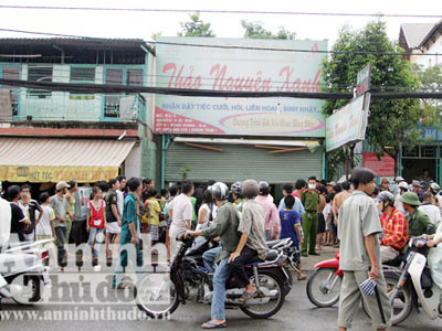 1 thanh niên bị sát hại, nhét xác vào hố ga thoát nước